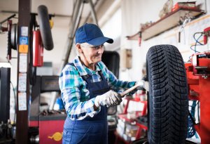 automechanička pripravuje zimné pneumatiky